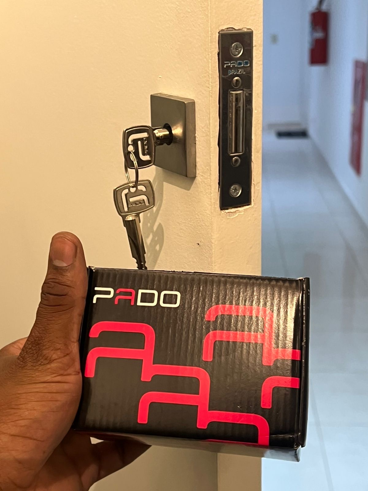 Fechadura Pado instalada em porta com chaves entregues ao cliente